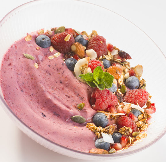 Framboos & yoghurt smoothie bowl met granola