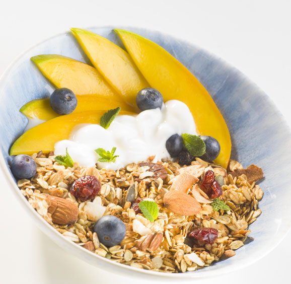 Mango & sinaasappel smoothie bowl met granola