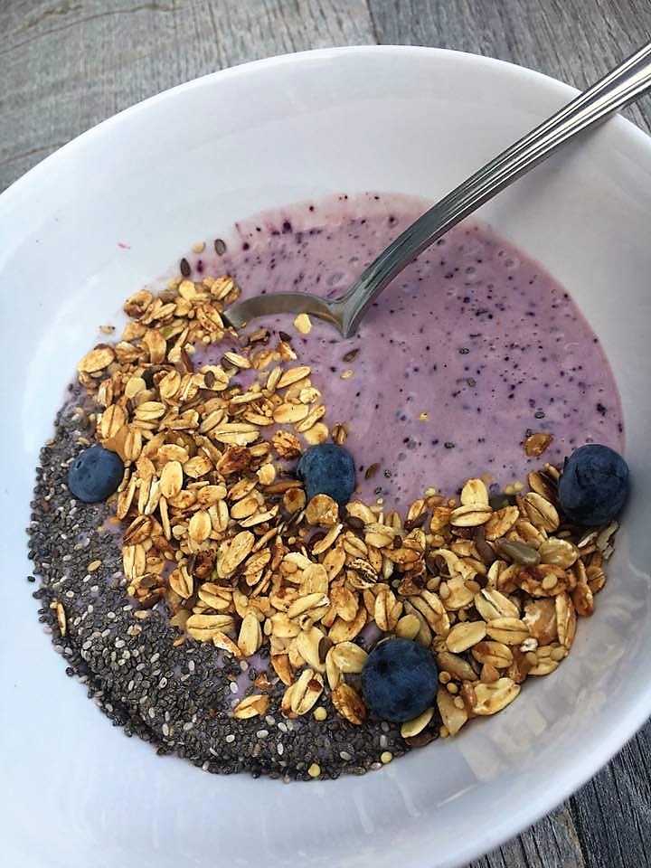 Blauwe bessen Smoothie Bowl met Granola