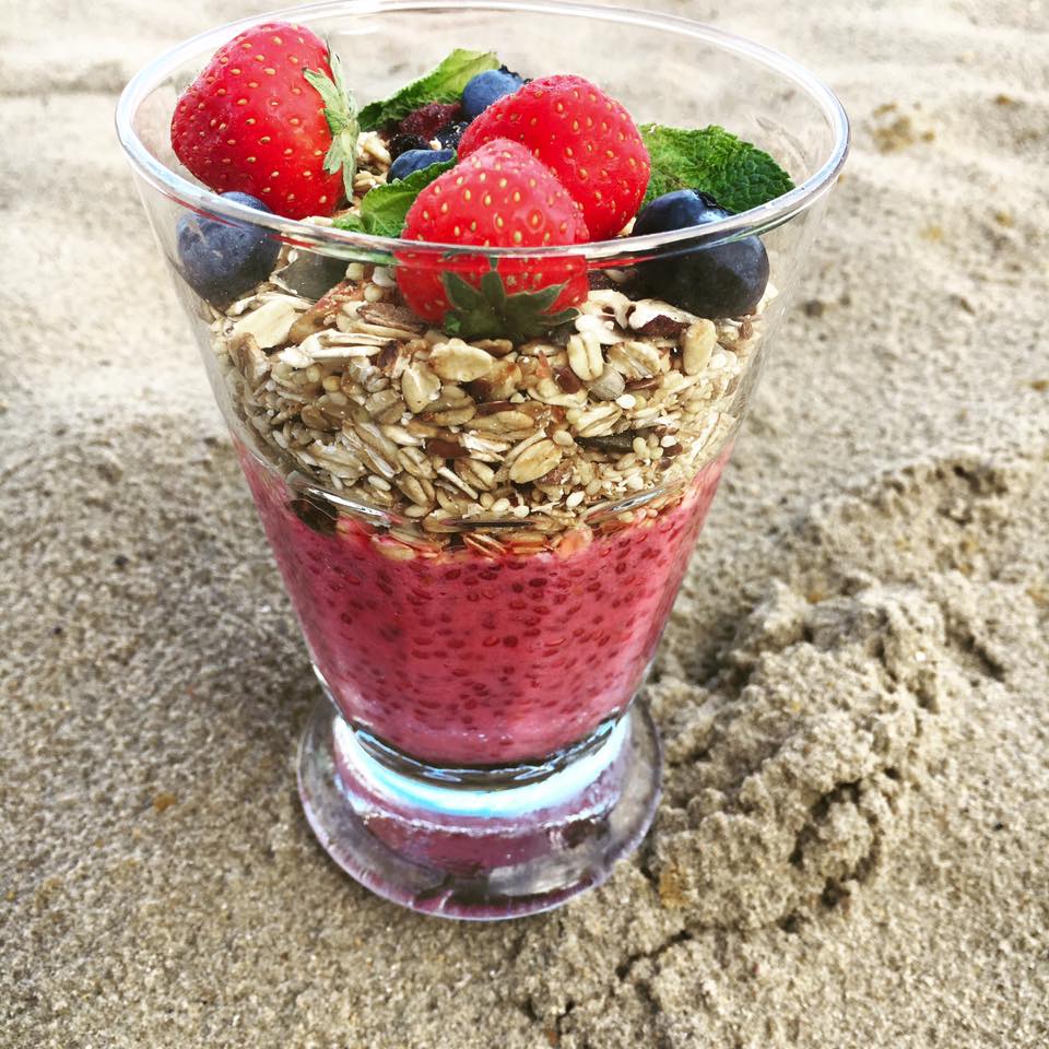 Begin je dag met een superfood boost met dit Chiazaad pudding recept met granola